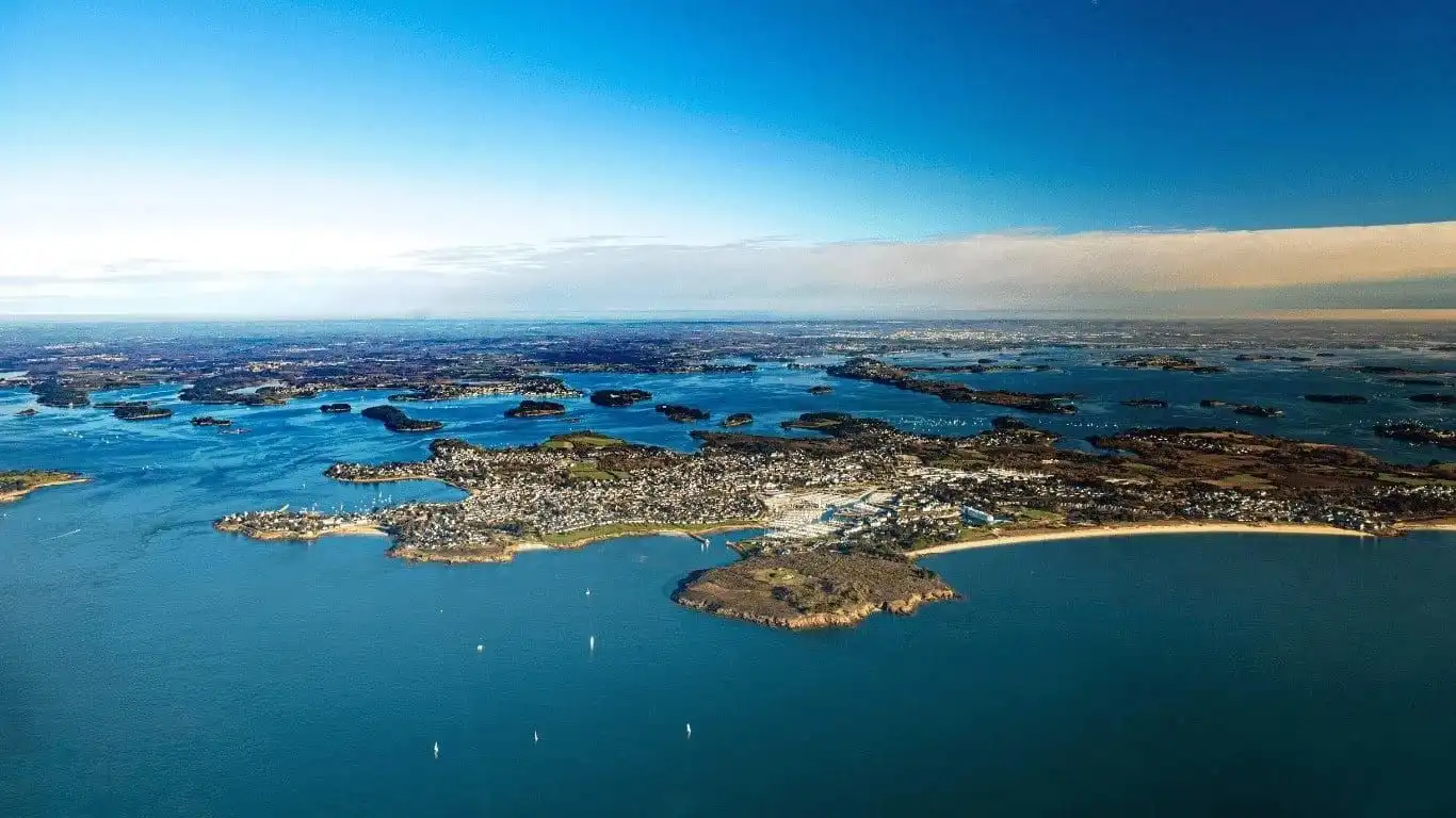 Vue aérienne du port du Crouesty et de la Presqu'île de Rhuys
